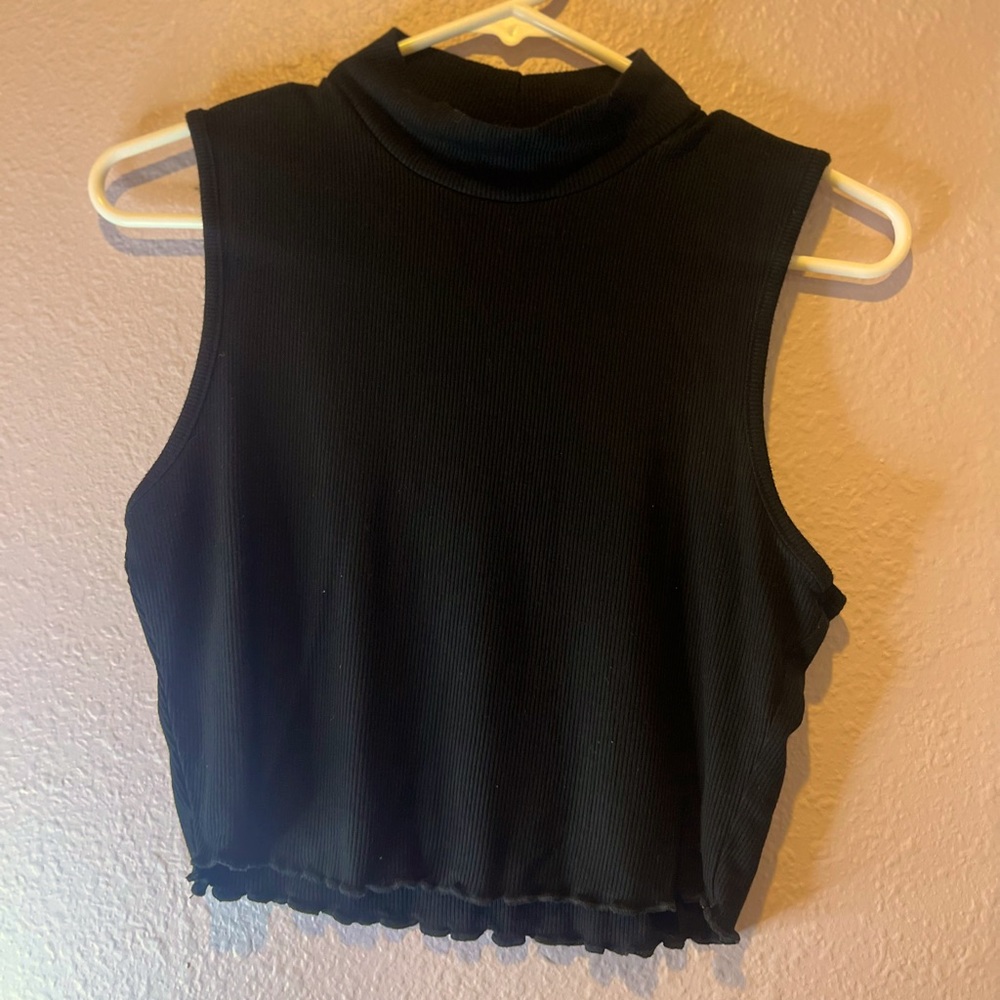 Tilly’s black sleeveless top